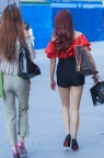 露背红衫短裙美腿高跟少妇
