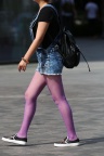 牛仔热裤紫色丝袜美腿妹子