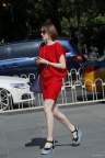 红色连衣裙白嫩美腿凉高