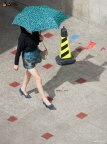 打伞保护自己的美腿高跟鞋