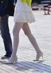 漂亮的白裙丝袜美腿高跟少妇