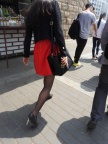 走在街上的红色包臀裙黑丝美腿高跟少妇