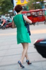 漂亮的短发绿裙美腿高跟少妇