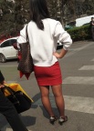 白毛衫红色包臀裙丝袜美腿少妇