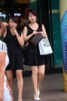 漂亮的黑裙美腿高跟少妇