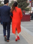 长发红色大衣美腿高跟走姿优美少妇