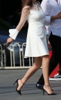 靓丽的白裙墨镜美腿高跟美女