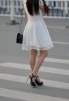 白裙子美腿高跟美少妇