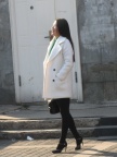 长发白色外套美腿高跟美女