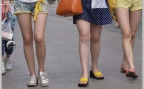 黄色短裤小露内痕嫩腿女孩